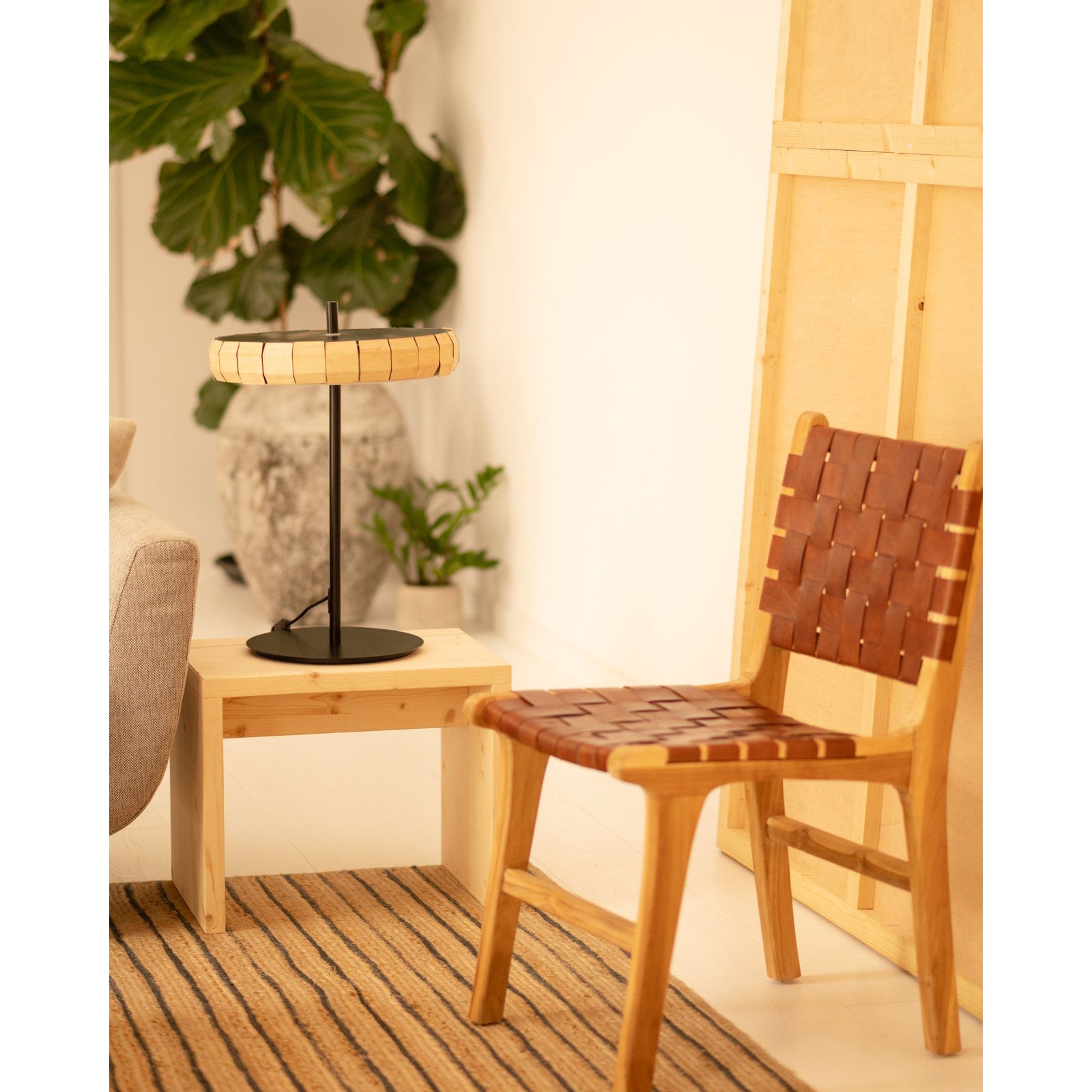 Petite table / tabouret en bois massif au ton naturel de 45x50cm Hauteur: 45 Longueur: 50 Largeur: 30