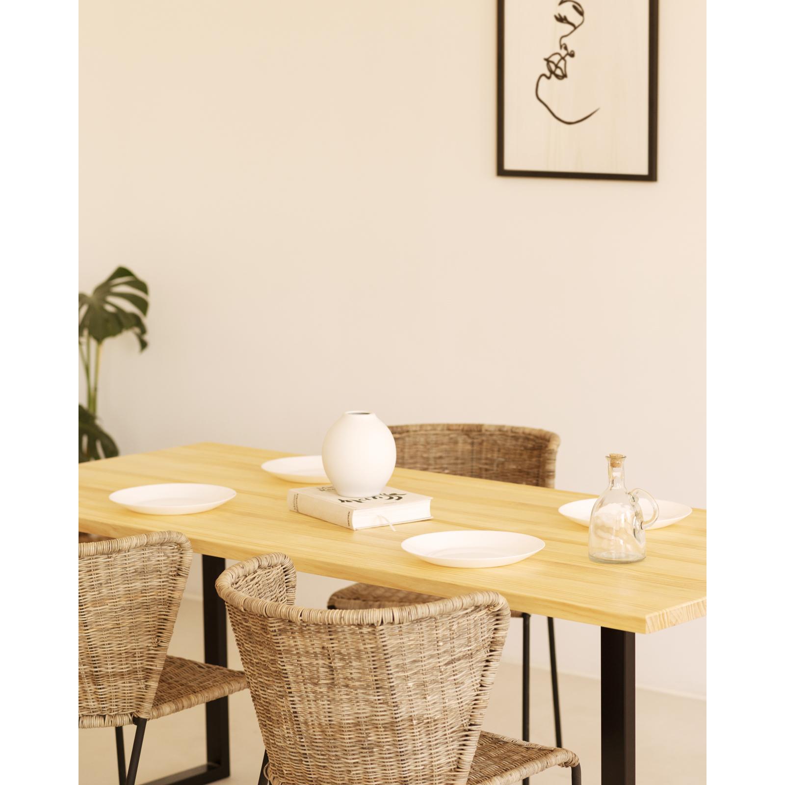 Table à manger en bois massif ton naturel avec pieds en fer noir de différentes tailles