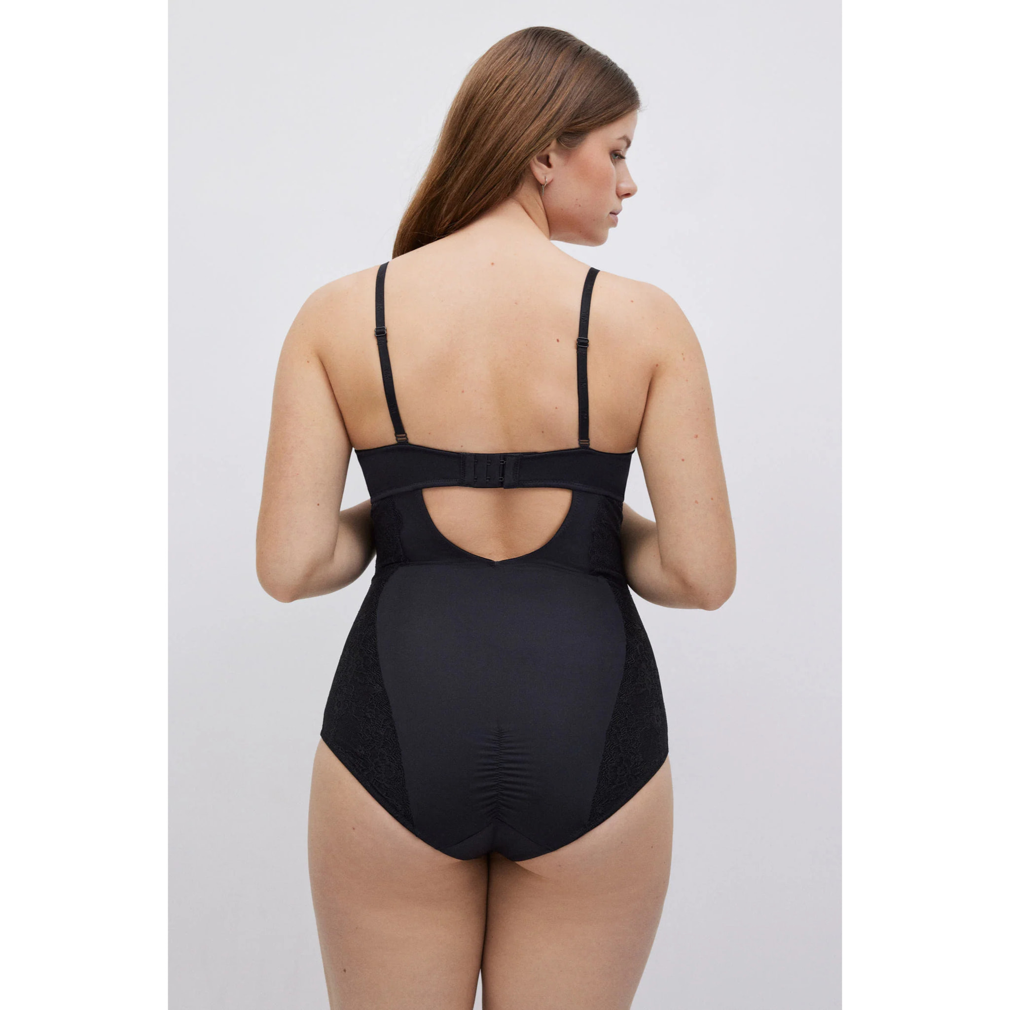 Body semi-compressivo in pizzo coppa C color carne