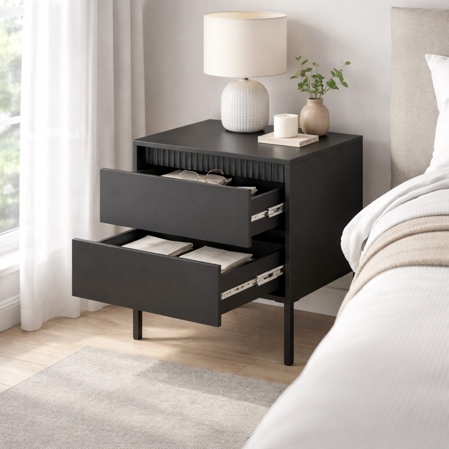 Comodino Moderno 2 Cassetti Push E Piedini Alti Cassettiera Design Elegante Mobiletto Minimal Effetto Cannettato 53.5 x 56.2 x 39.5 Cm Nero