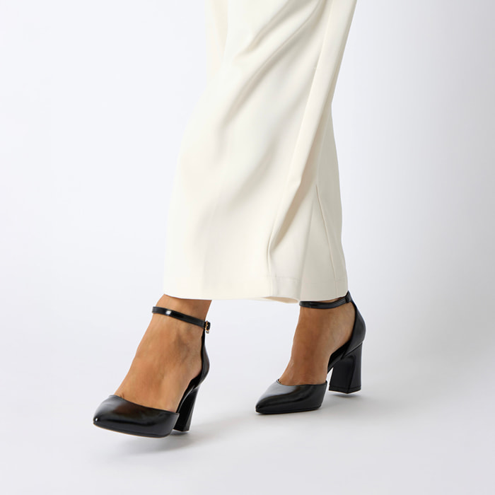 Décolleté open shank nere con tacco di 7,3 cm
