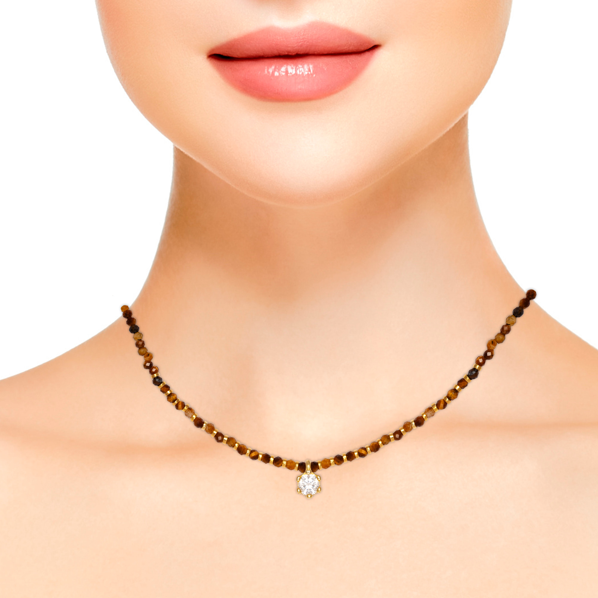 Collar de cuentas de ojo de tigre con colgante de corona de circón, detalles en plata de ley 925 y cierre de resorte.