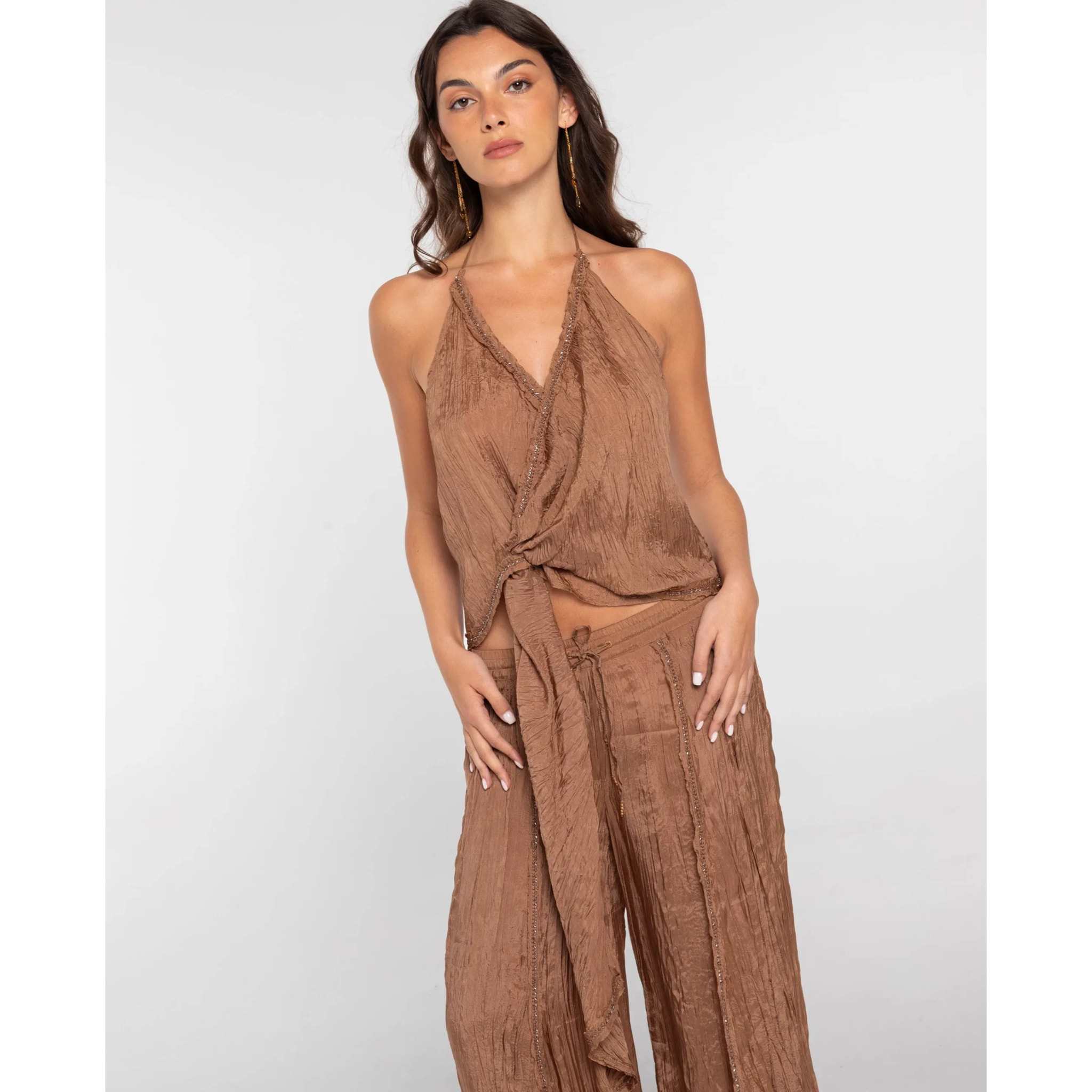 Blusa de mujer cruzada con bordados y abalorios