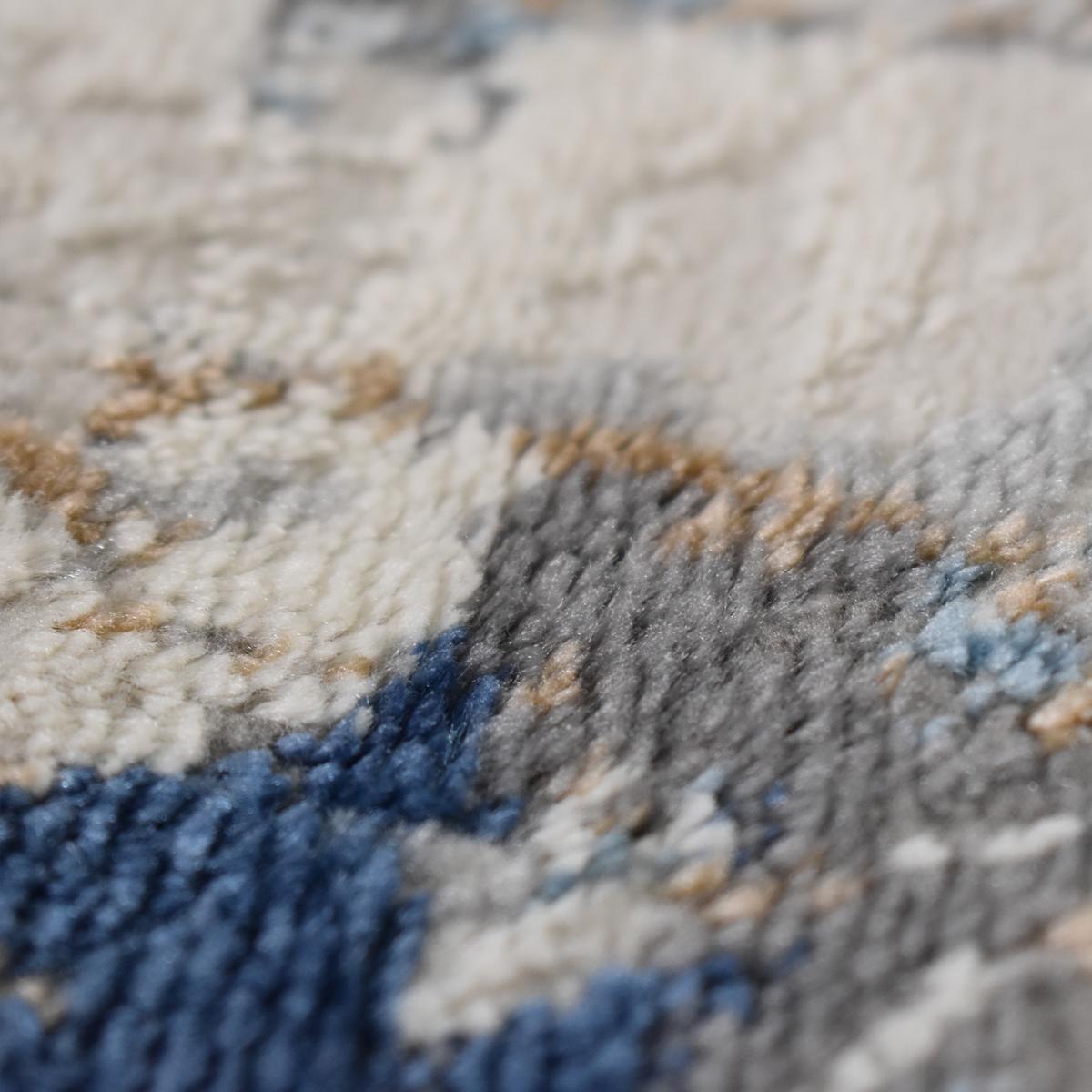 Tapis moderne aux motifs abstraits