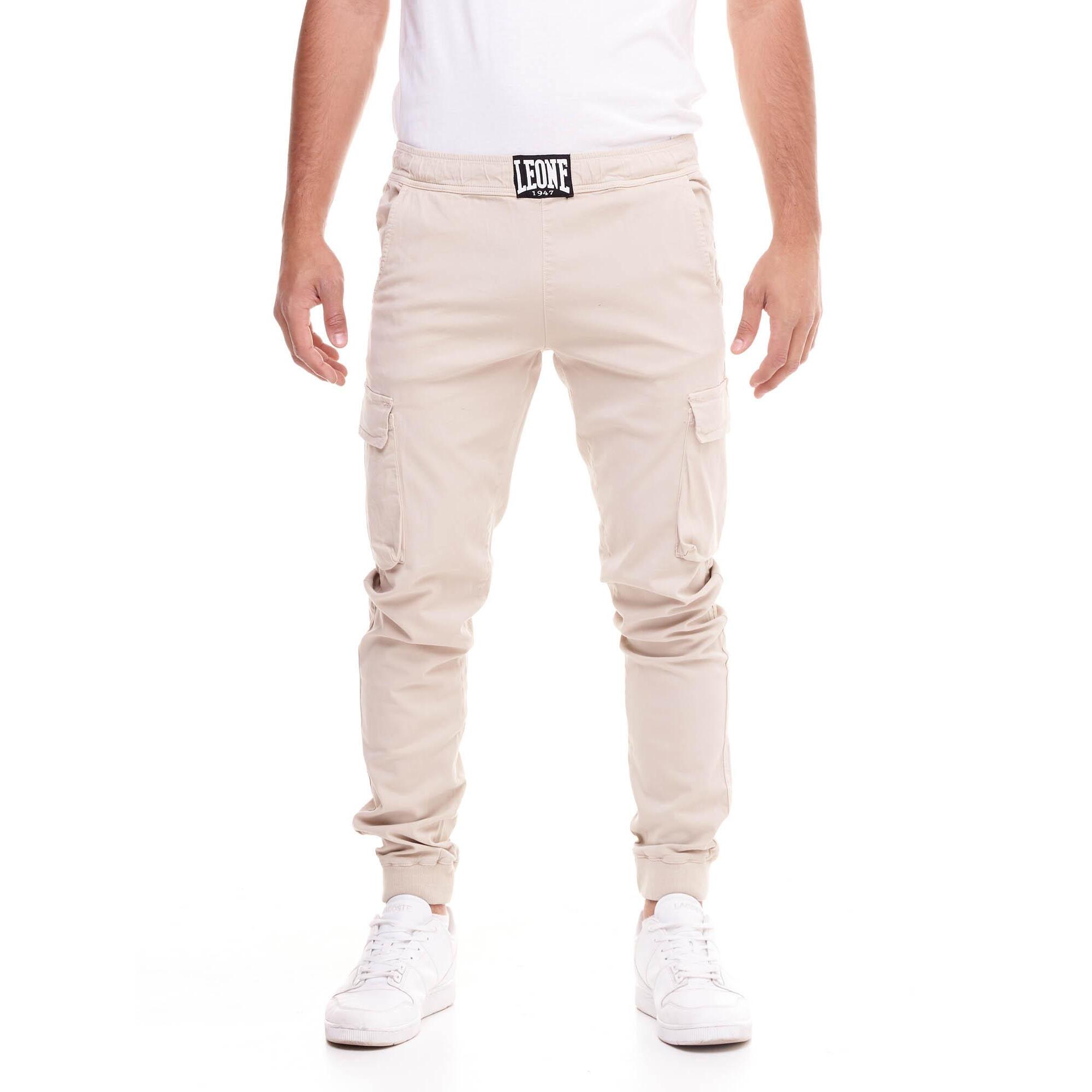 Pantalón cargo de hombre minimalista con puño elástico.