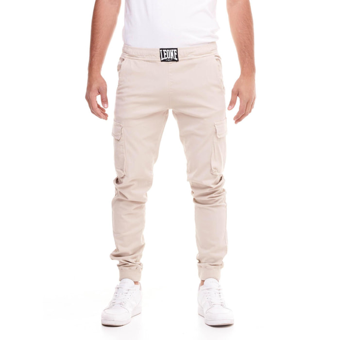 Pantalón cargo de hombre minimalista con puño elástico.