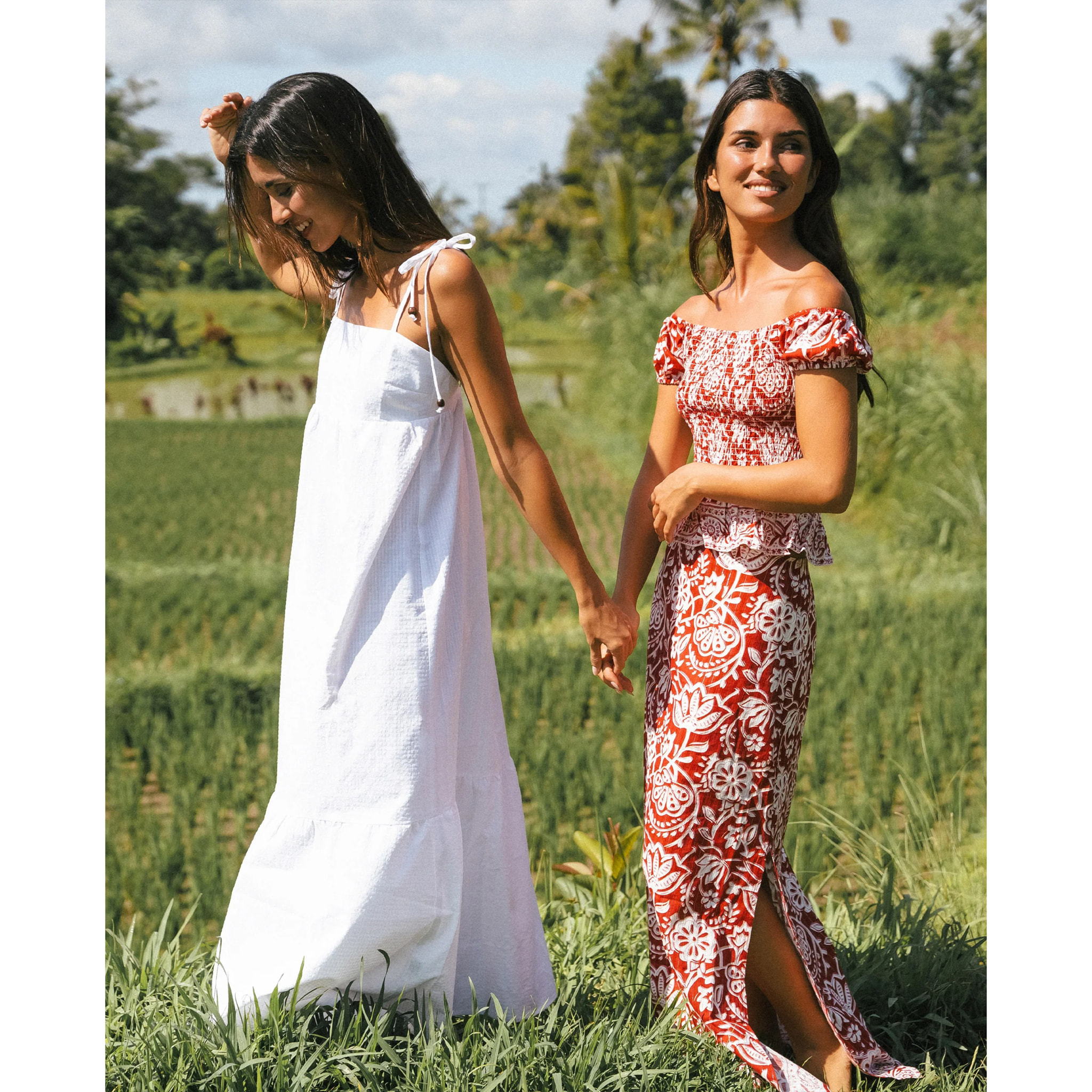 Blusa de mujer crop con tirantes caídos y cuerpo nido de abeja