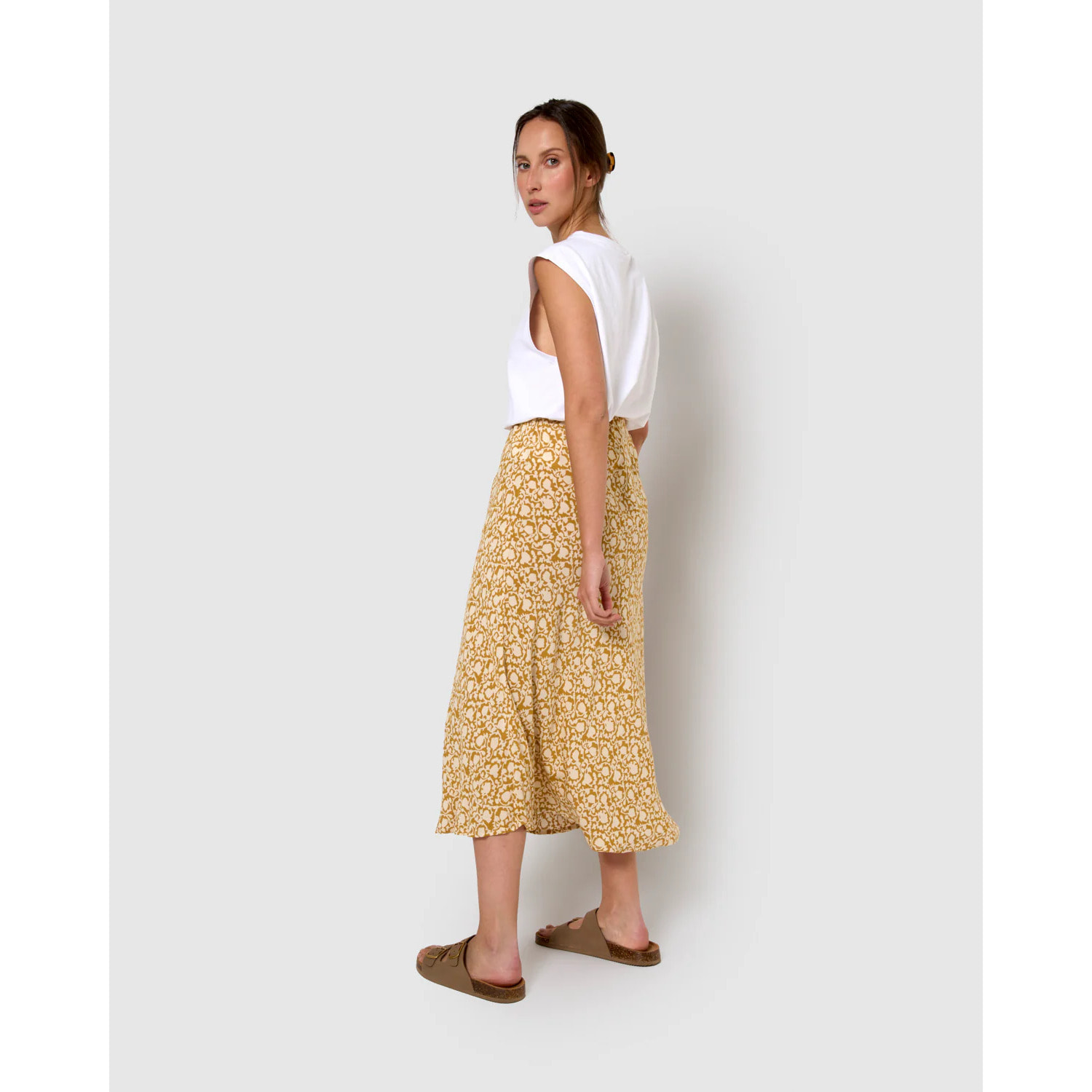 Falda midi bambula detalles plisados telma ocre