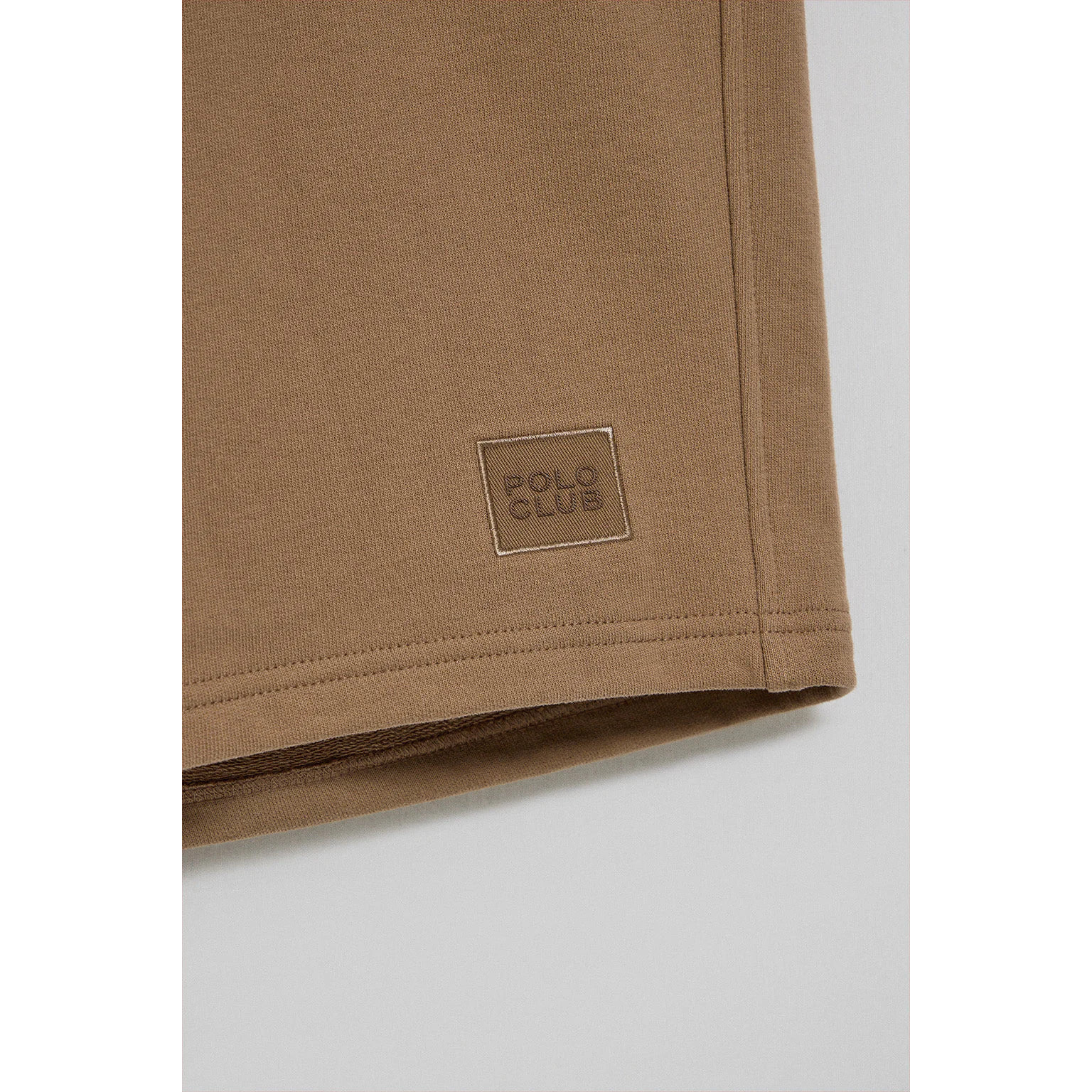 Bermuda Jonas color moca de algodón y patrón relaxed fit con parche en sarga engomado Polo Club