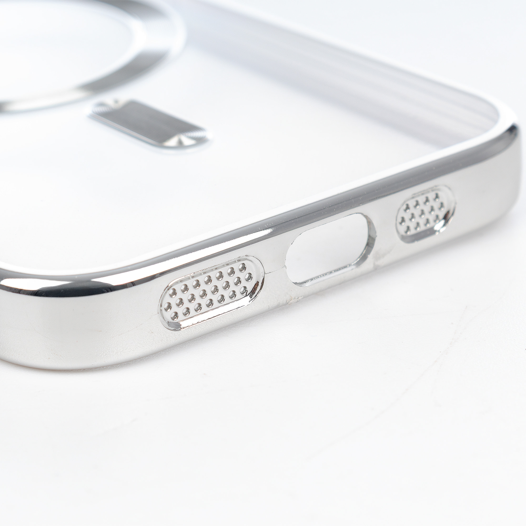 Custodia trasparente con fotocamera coperta, bordi argentati, antiurto e resistente alle impronte. Magsafe per iPhone 16.