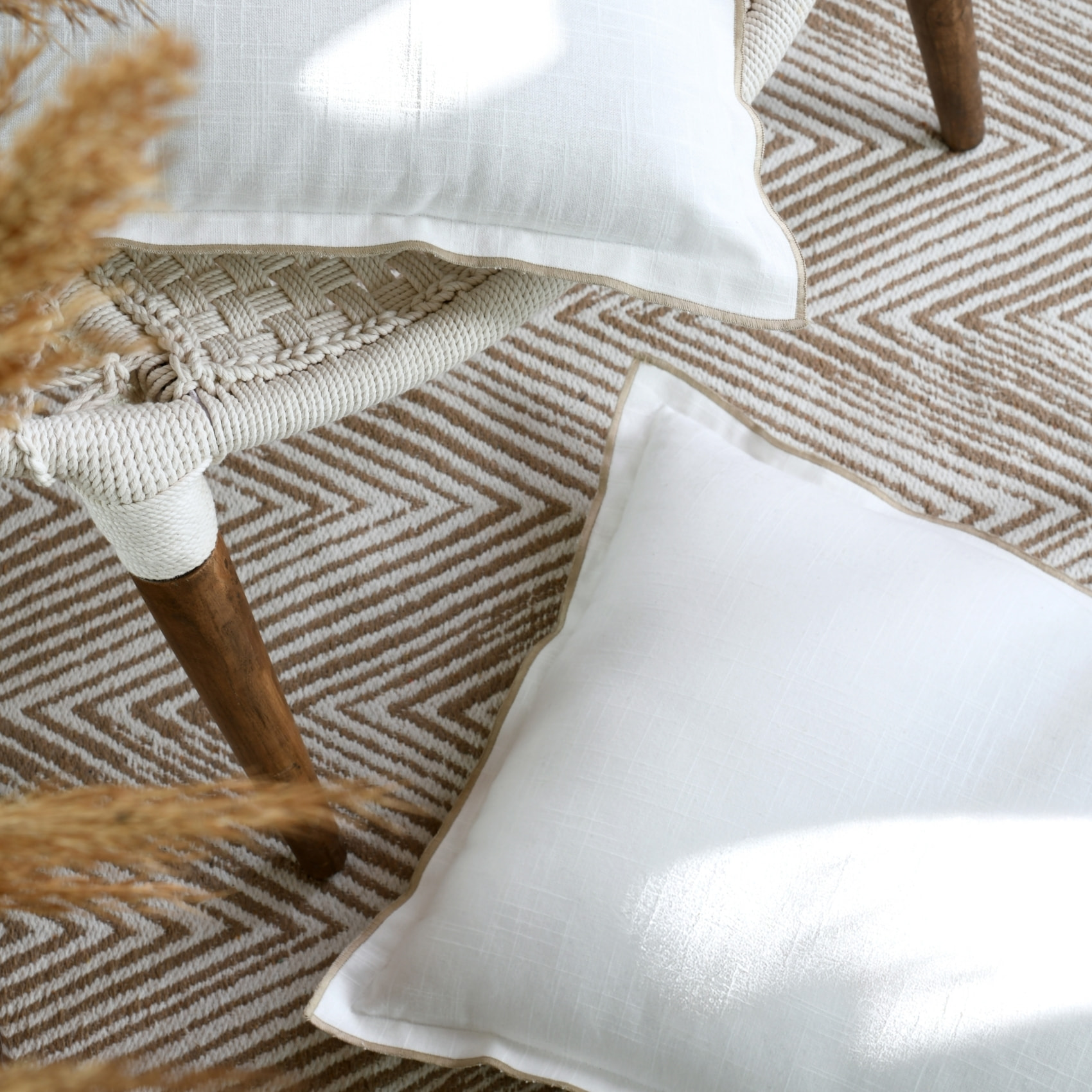 Coussin coton volant plat feston noir - Blanc