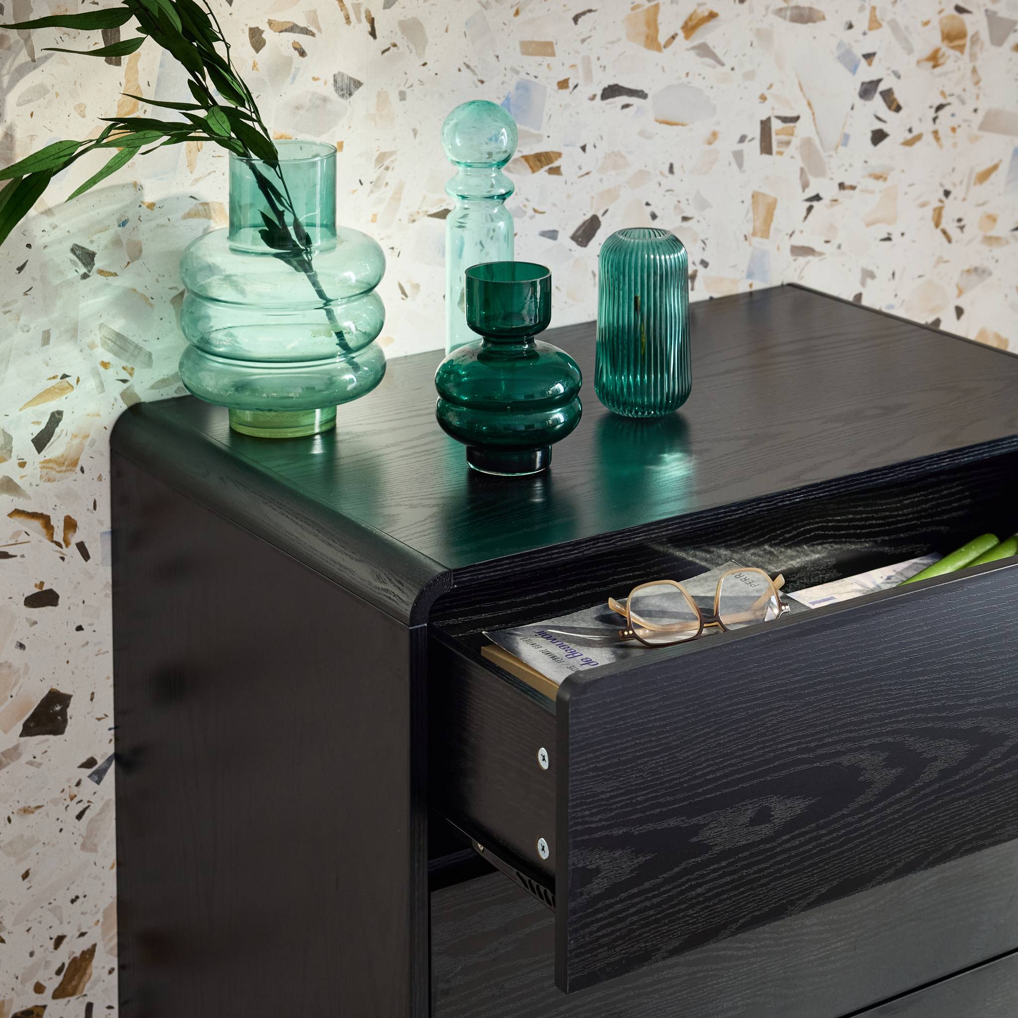 Commode 3 tiroirs effet bois arrondi. noir