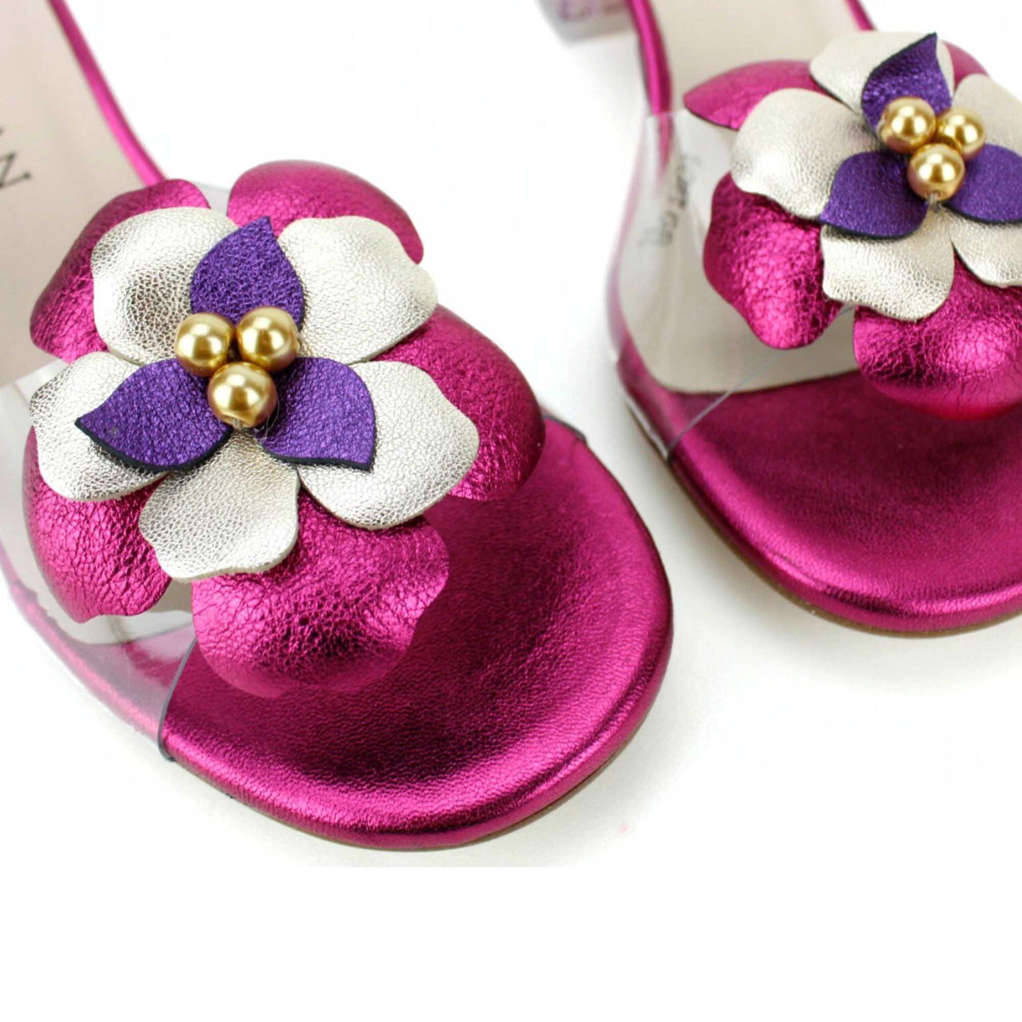 Sandalia fucsia con vinilio y adorno flor. Tacón 4 cm