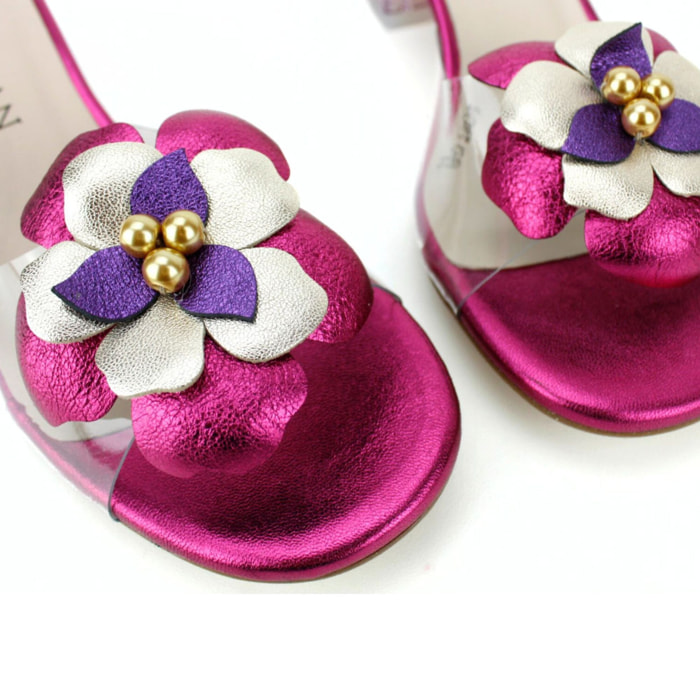 Sandalia fucsia con vinilio y adorno flor. Tacón 4 cm