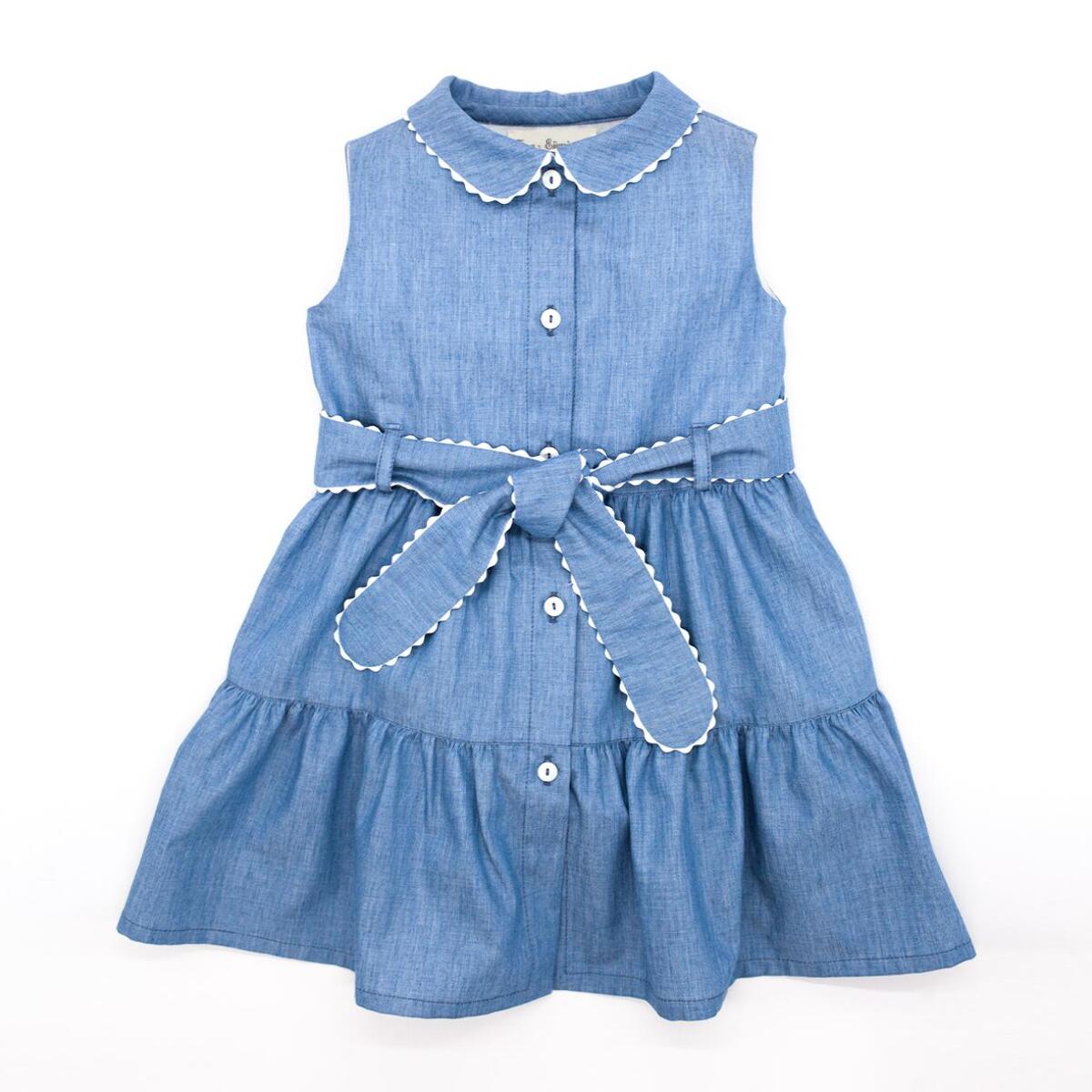 Vestido camisero azul. Falda de volantes, cuello y cinturon terminado en picunela. Botones en el centro.