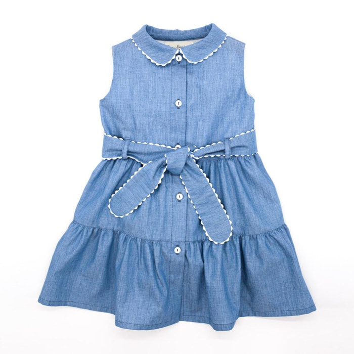 Vestido camisero azul. Falda de volantes, cuello y cinturon terminado en picunela. Botones en el centro.