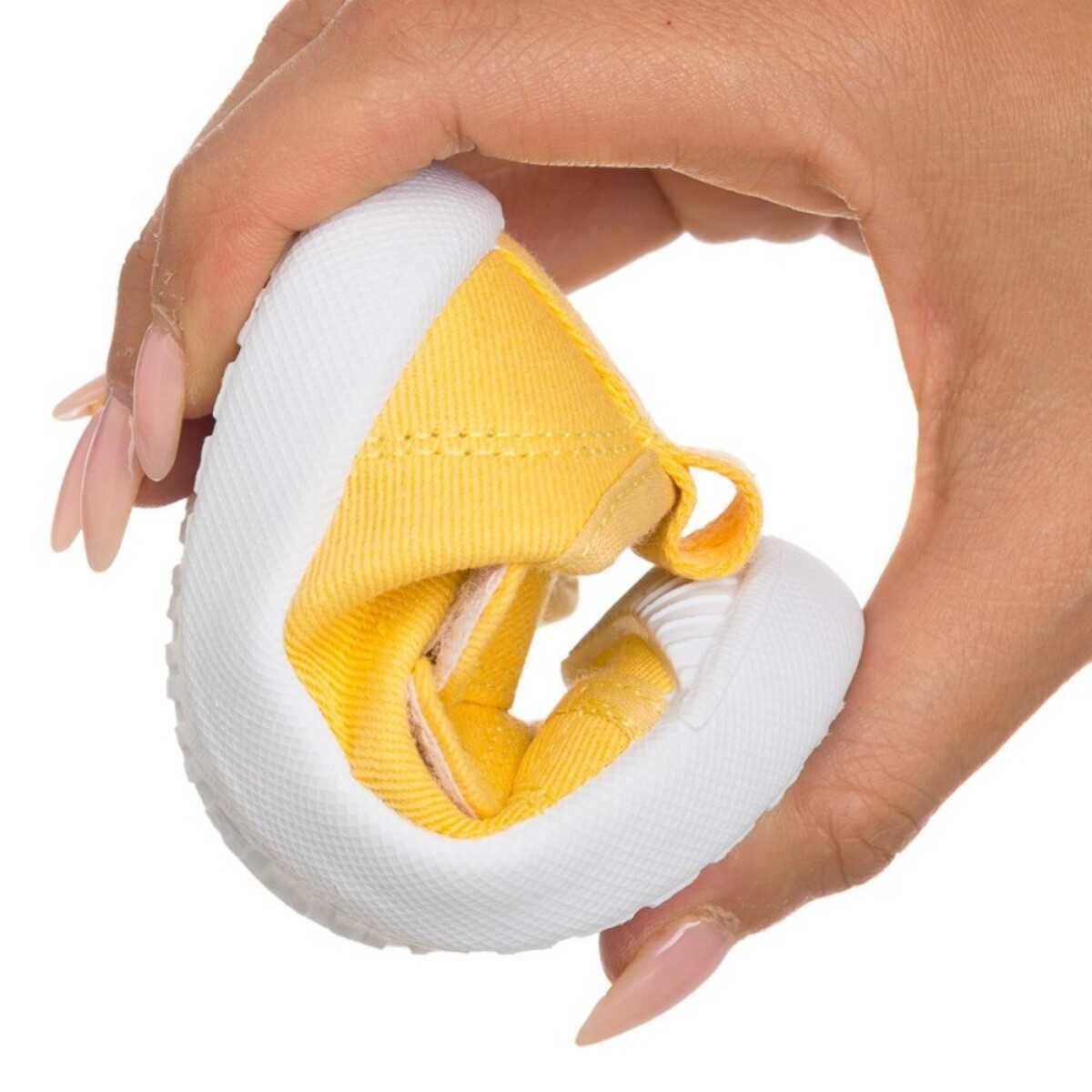 Lona color amarillo, fácil de combinar, con dos Velcros, puntera de goma y gran flexibilidad