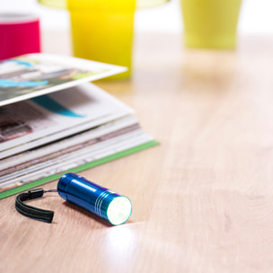 Torcia Conny in alluminio con 9 LED ad alta potenza, pulsante protetto e cintura di trasporto.