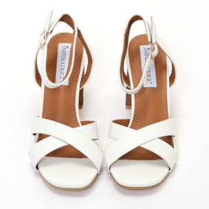 Sandali in simil pelle con fasce incrociate e tacco alto in sughero