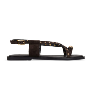 Sandalias planas marrones de piel con tachas y metal de dedo