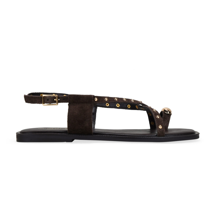 Sandalias planas marrones de piel con tachas y metal de dedo