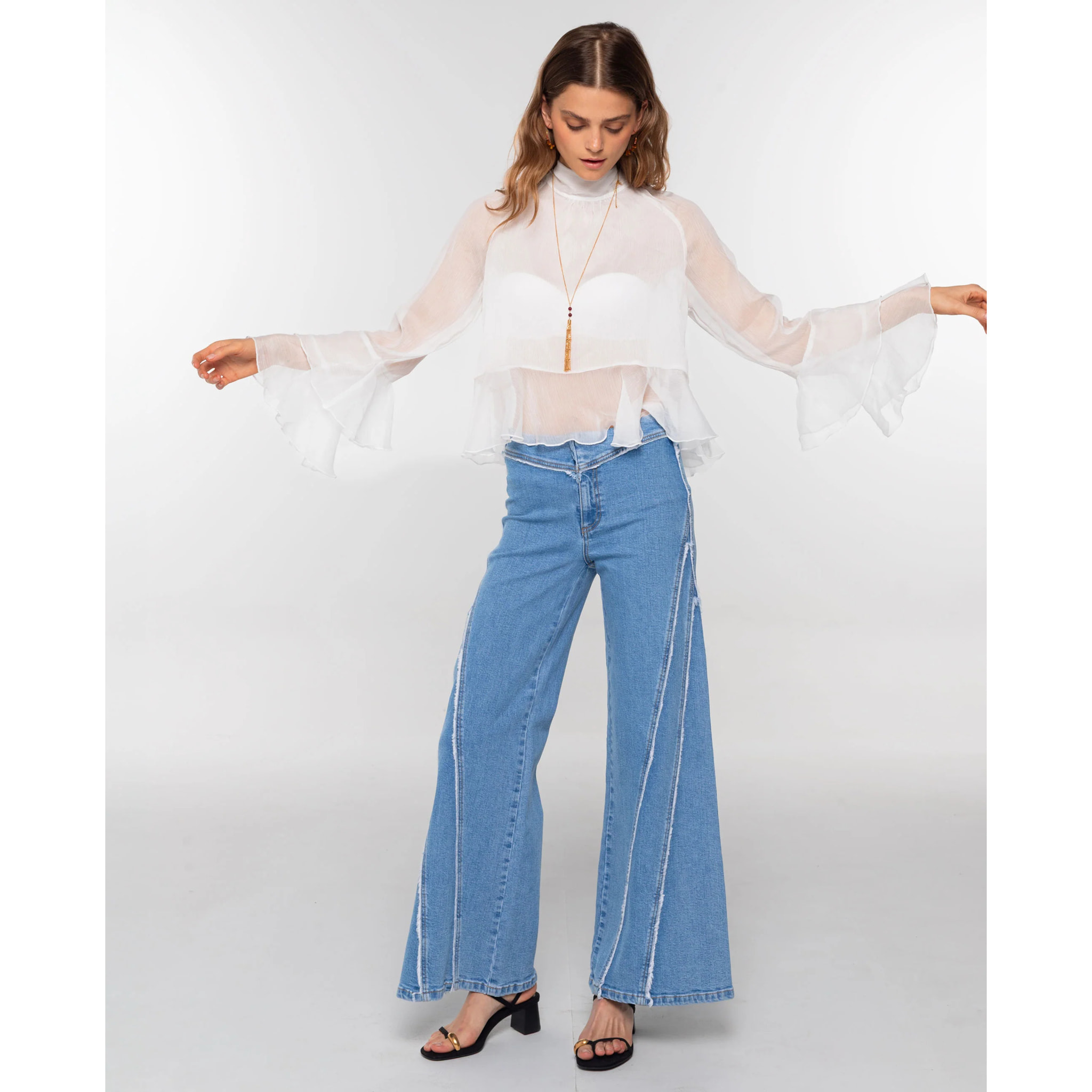 Blusa de mujer de gasa con cuello alto, volantes y espalda abierta