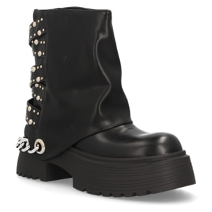 Botín de plataforma con cadena y tachuelas