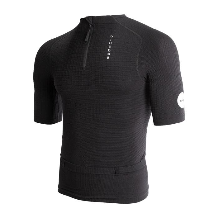 Maglia a compressione nera leggera ed ergonomica con supporto posturale e cintura portaoggetti integrata per il trail running