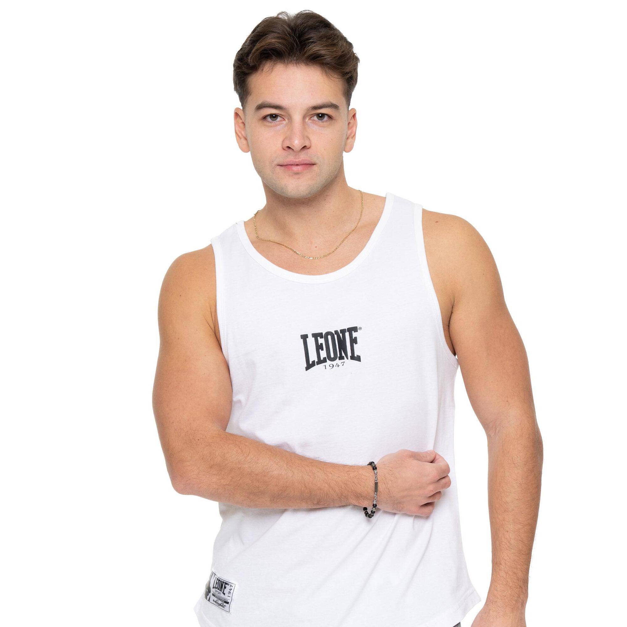 Boxeo del hombre del tanque