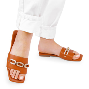 Sandalias naranjas planas con cadena