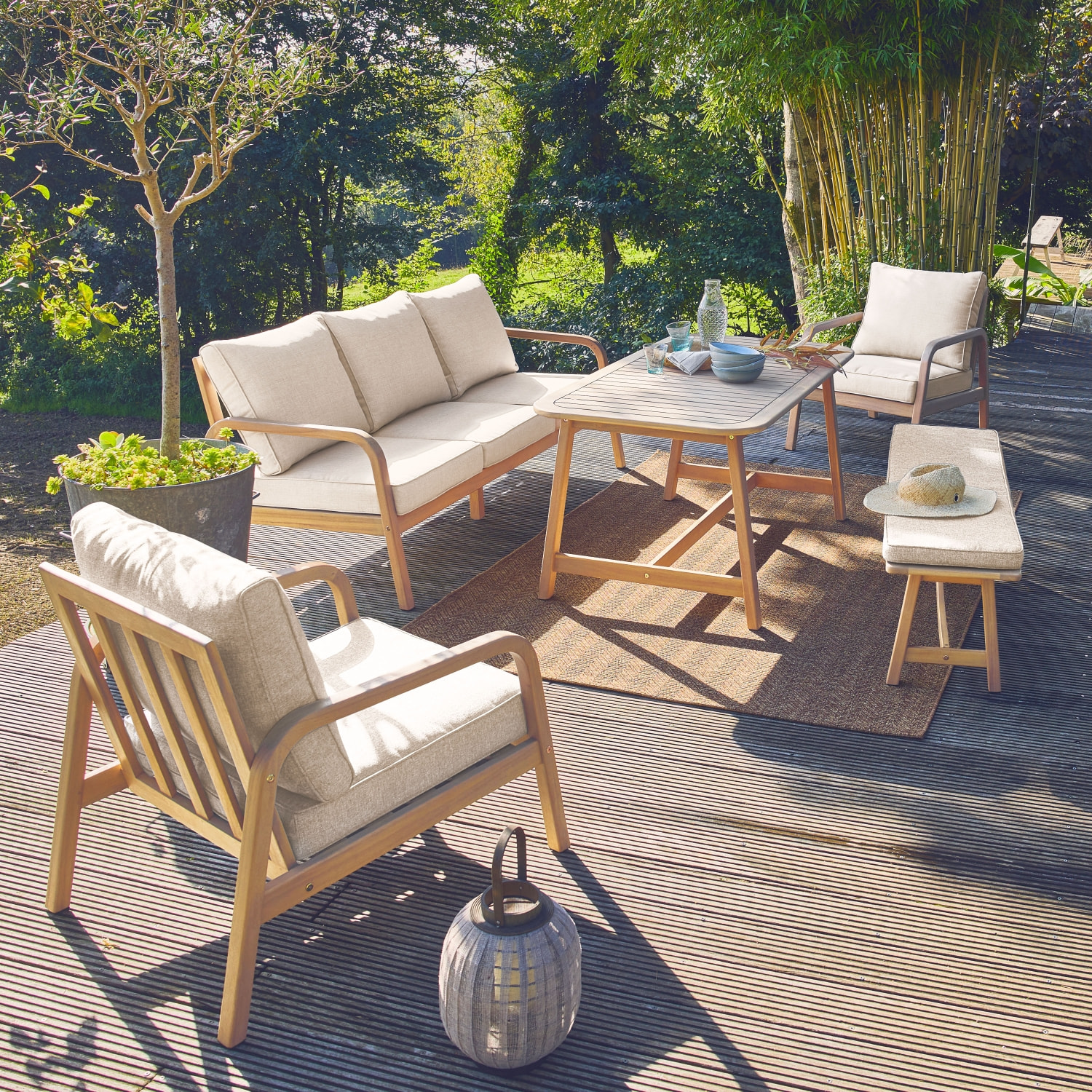 Salon de jardin 7 places CARNOTA DINING en bois d'acacia. table rectangulaire. coussins beige