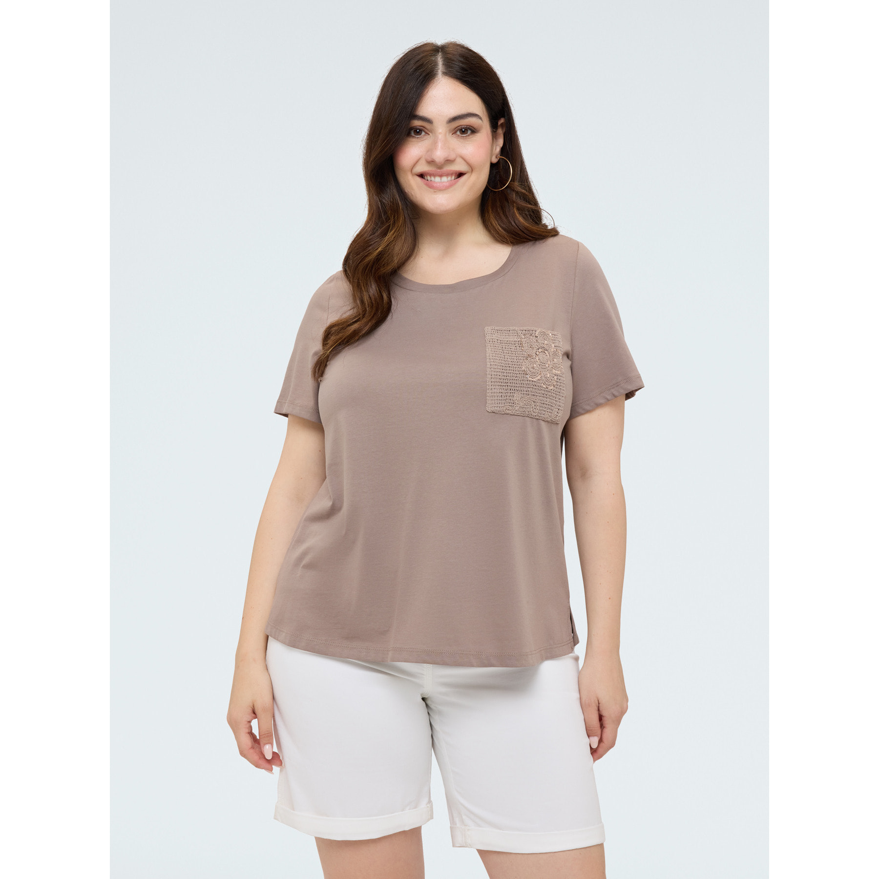 Fiorella Rubino - T-shirt in cotone con taschino in uncinetto e paillettes - Marrone