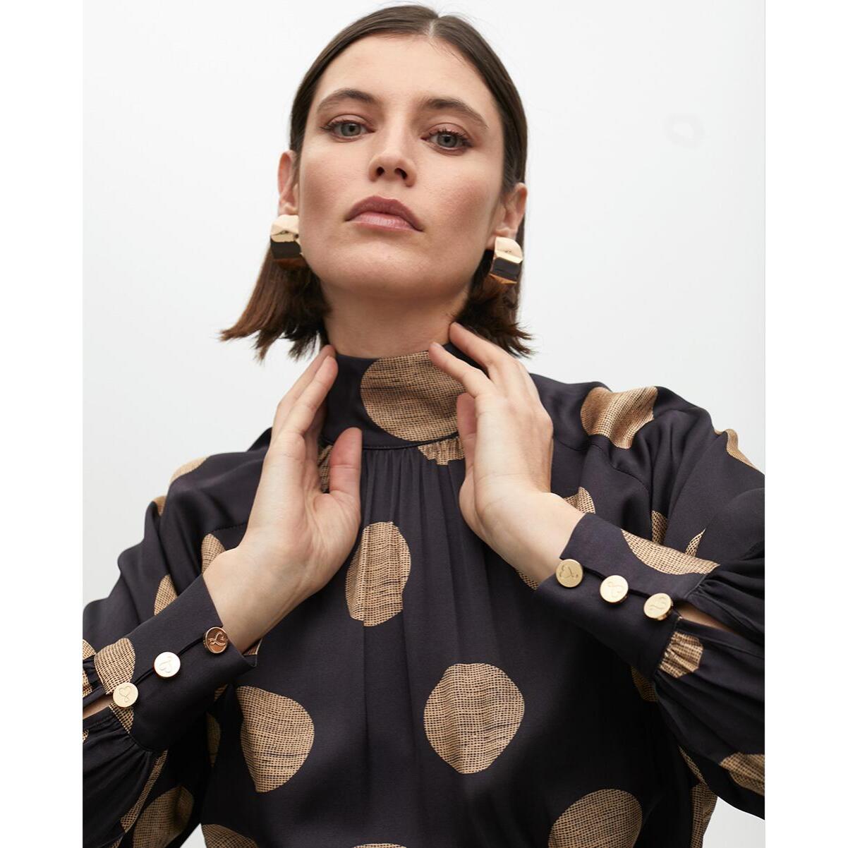 Abito svasato collo alto a pois