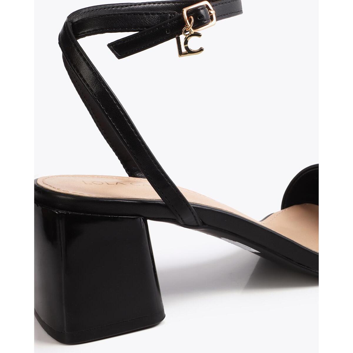 Sandalo con tacco e decorazioni metalliche