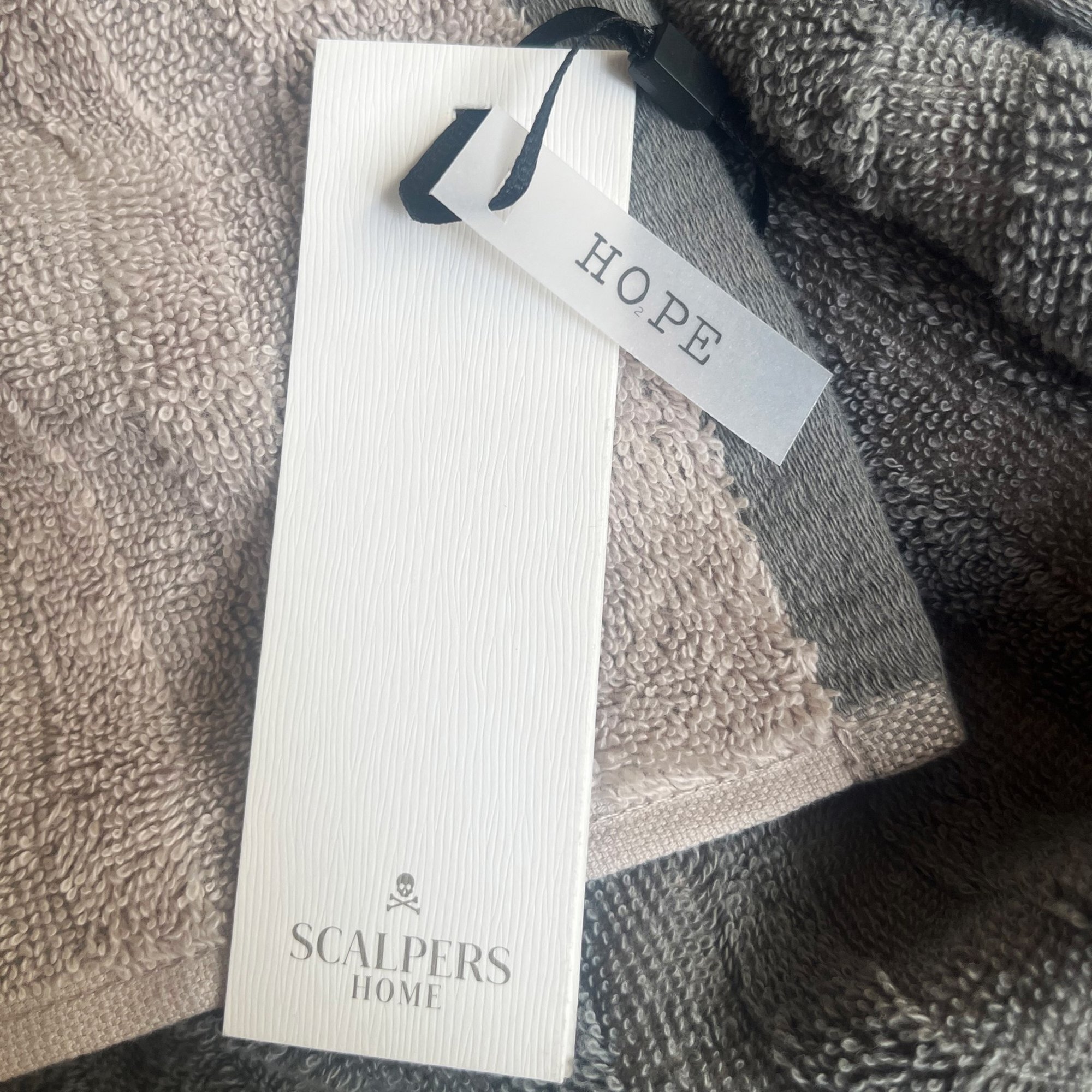 Toalla de playa 90x180cm 100% algodón 420gsm en beige con logo y a rayas scalpers home