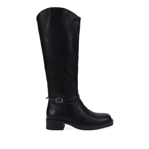 Botas altas negras planas con pieza metálica