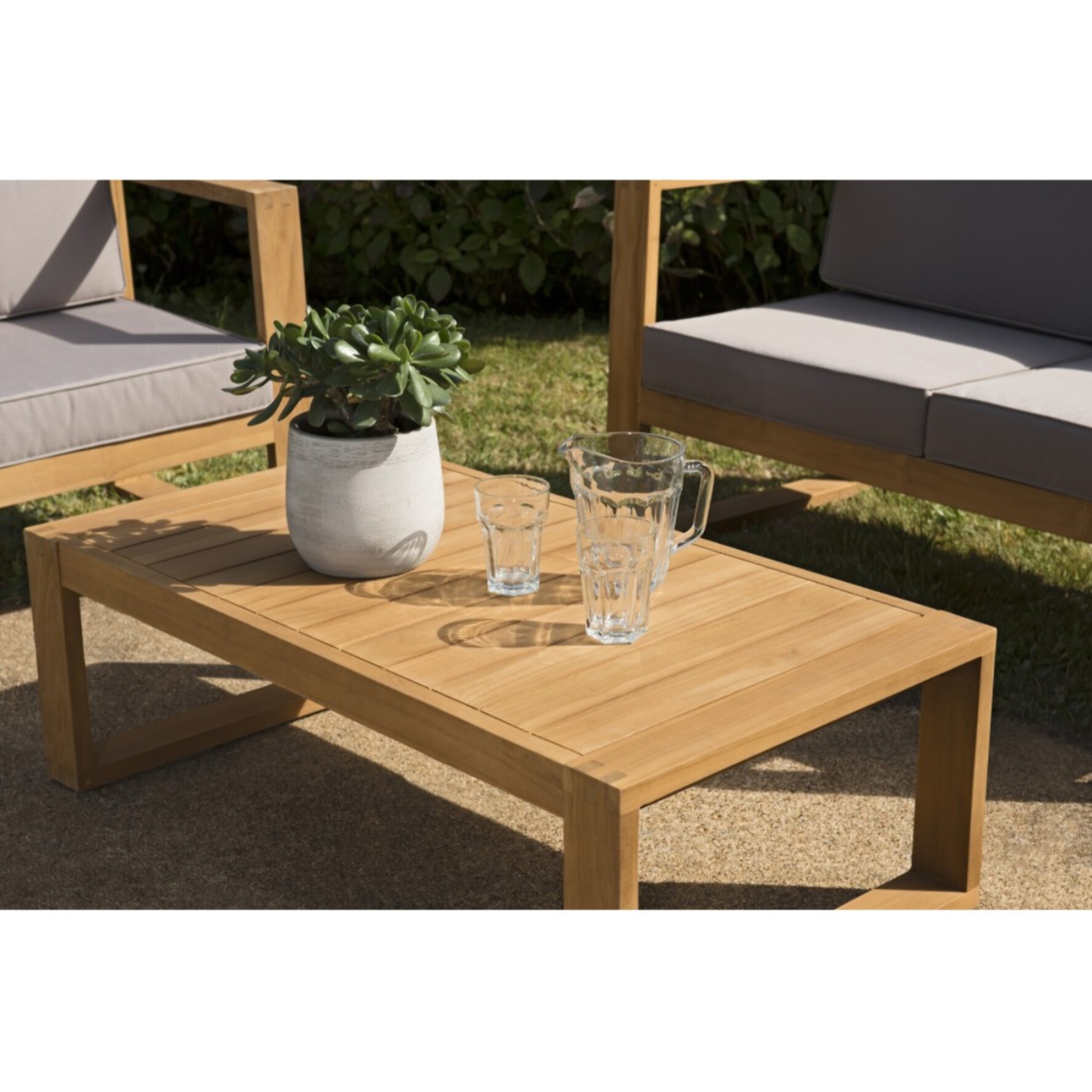 KIM - SALON DE JARDIN EN BOIS TECK : 1 Canapé 3p., 2 fauteuils avec coussins waterproof 1 table basse rectangulaire 110x60cm