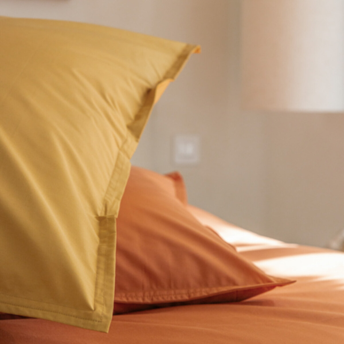 Como - Taie d'oreiller jaune curry en percale de coton - 65x65cm.