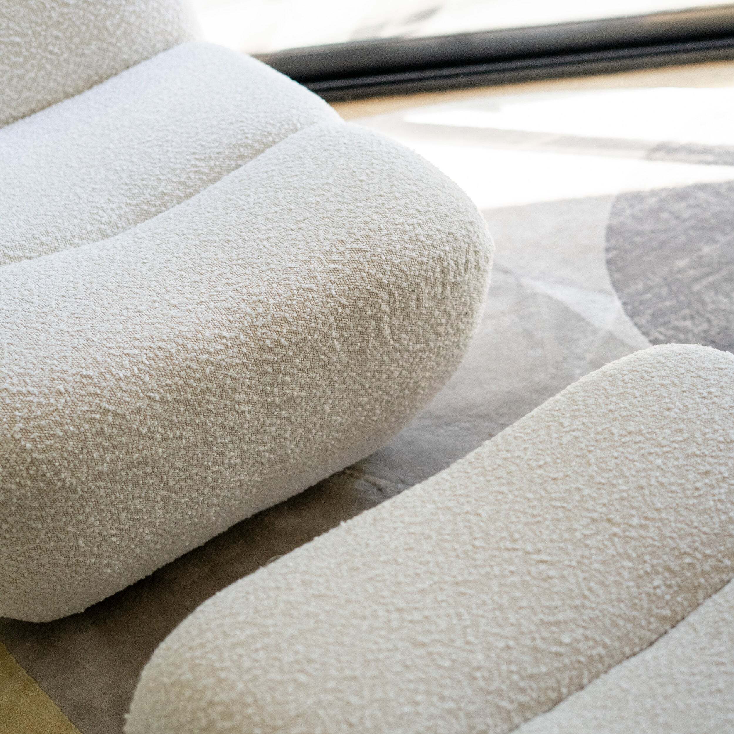 Ensemble fauteuil et pouf en tissu bouclé blanc - Teddy