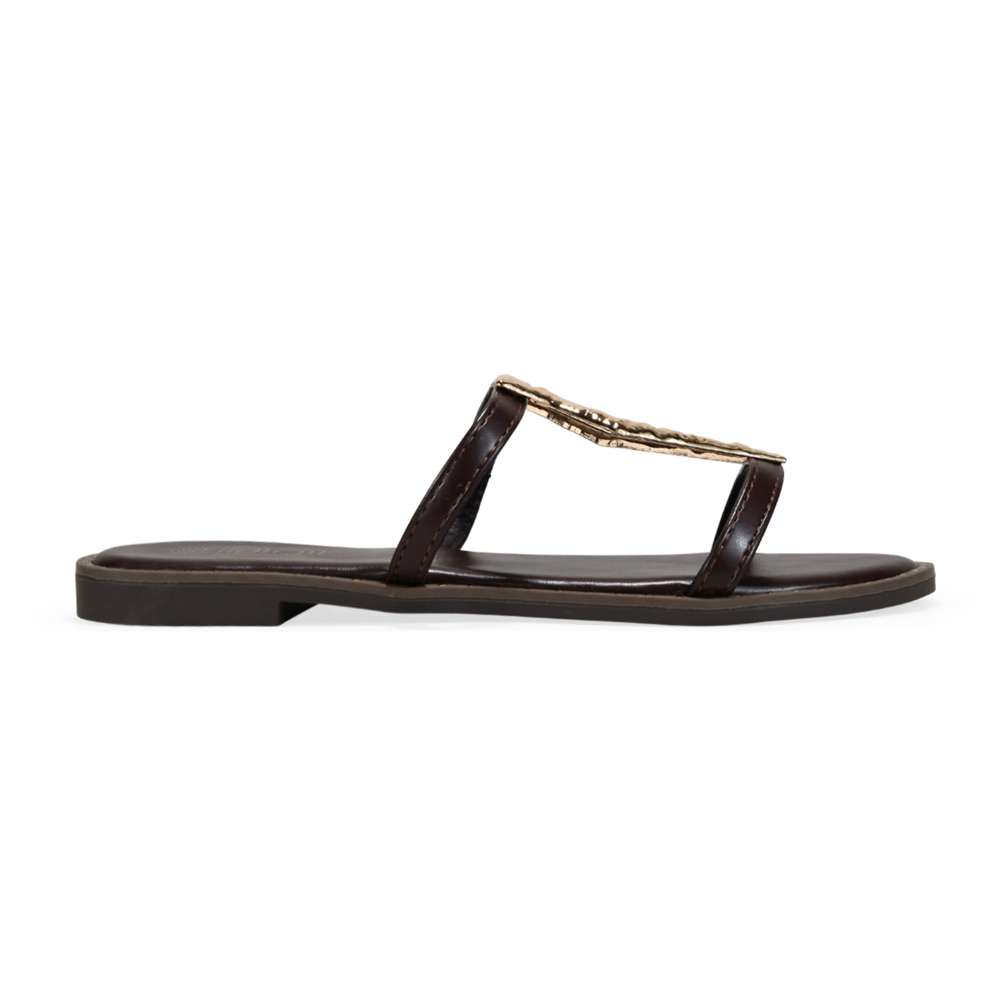 Sandalias planas marrones con aplique metálico
