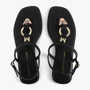 Sandalo con punta piatta e decorazioni metalliche