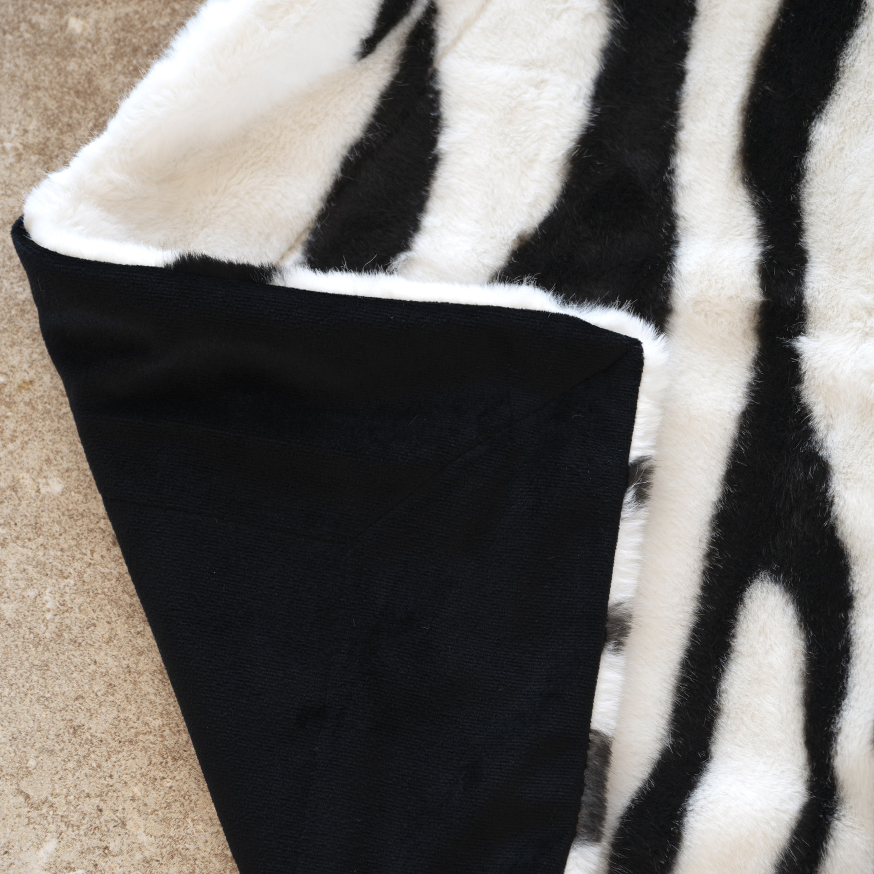 Plaid doux à motif zèbre avec dos en velours - Noir