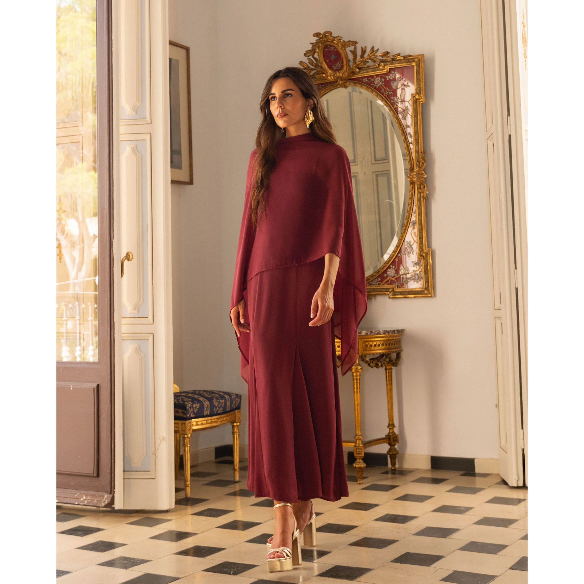 Vestido midi de corte imperio con tirantes