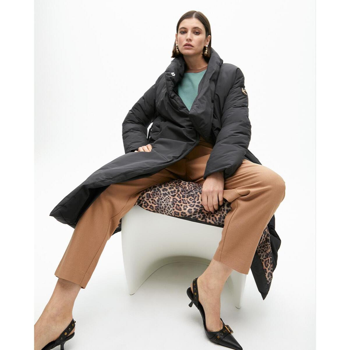 Cappotto imbottito con cintura e collo avvolgente