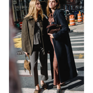 Abrigo largo con acabado sastre