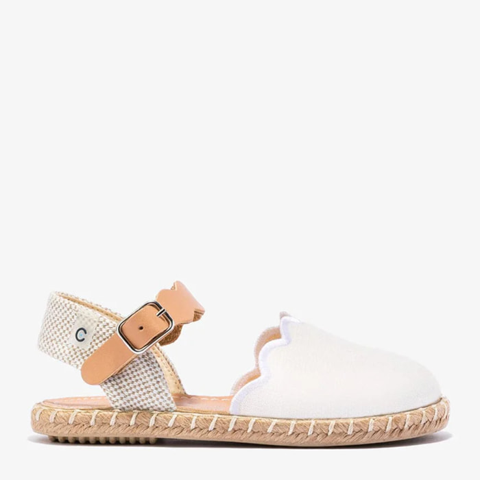 Alpargatas de niña con hebilla blanca
