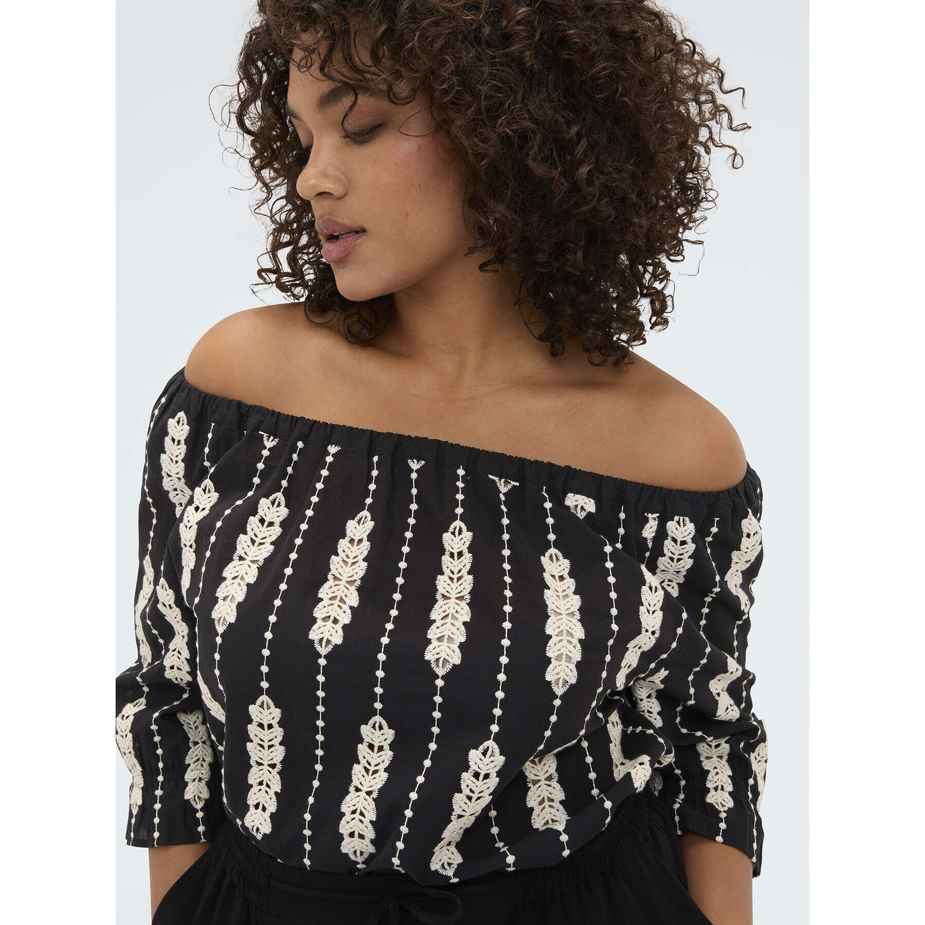 Fiorella Rubino - Blusa off shoulders con bordados - Negro
