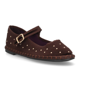 Merceditas planas con tachuelas metálicas.