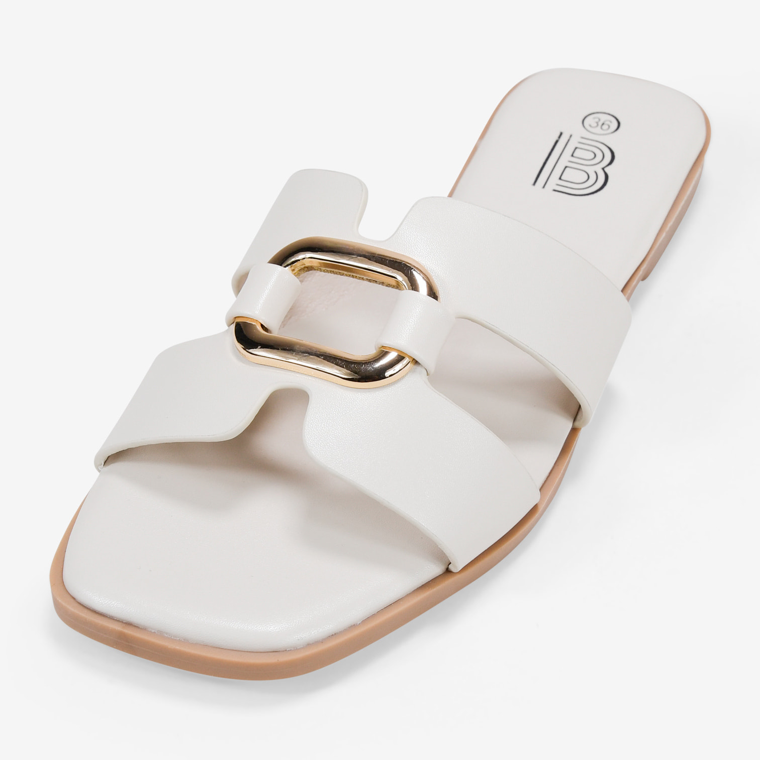 Sandalias planas beige con metal decorativo
