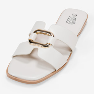 Sandalias planas beige con metal decorativo